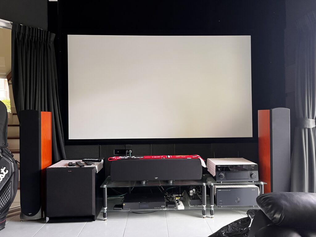 ห้อง Home Theater ที่อัปเกรดระบบ Dolby Atmos ด้วยลำโพง Definitive Technology Dymension CI DC-80 MAX พร้อม Audio Calibration โดย HDT