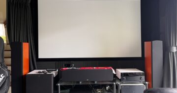 ห้อง Home Theater ที่อัปเกรดระบบ Dolby Atmos ด้วยลำโพง Definitive Technology Dymension CI DC-80 MAX พร้อม Audio Calibration โดย HDT