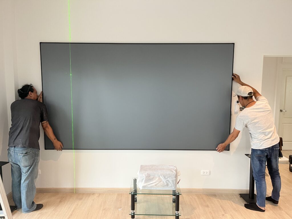 ทีมงาน HDT กำลังติดตั้งระบบ Home Theater ภายในบ้านลูกค้า