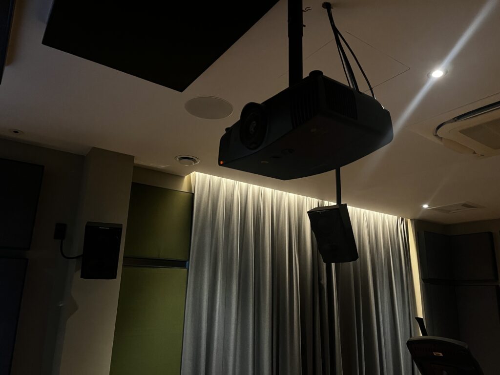 โปรเจคเตอร์ BenQ W5700 ภายในห้อง Home Theater ที่เข้ารับบริการ Video Calibration