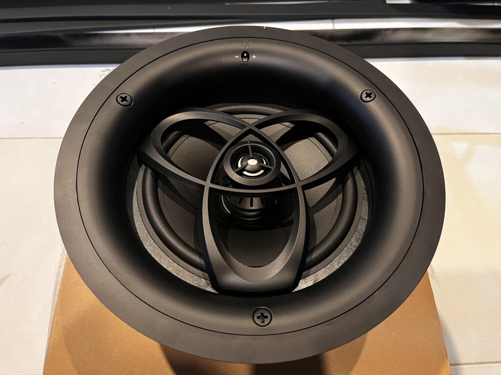 ด้านหน้าของลำโพง Definitive Technology Dymension CI DC-80 MAX สำหรับติดตั้งบนฝ้าในระบบ Dolby Atmos