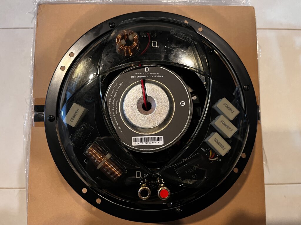 ด้านหลังของลำโพง Definitive Technology Dymension CI DC-80 MAX แสดงโครงสร้างและชุดติดตั้ง