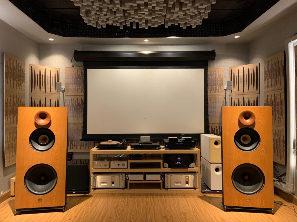 ห้อง Home Theater ที่ใช้โปรเจกเตอร์ BenQ W5700 สำหรับงาน Video Calibration โดย HDT Homedigital