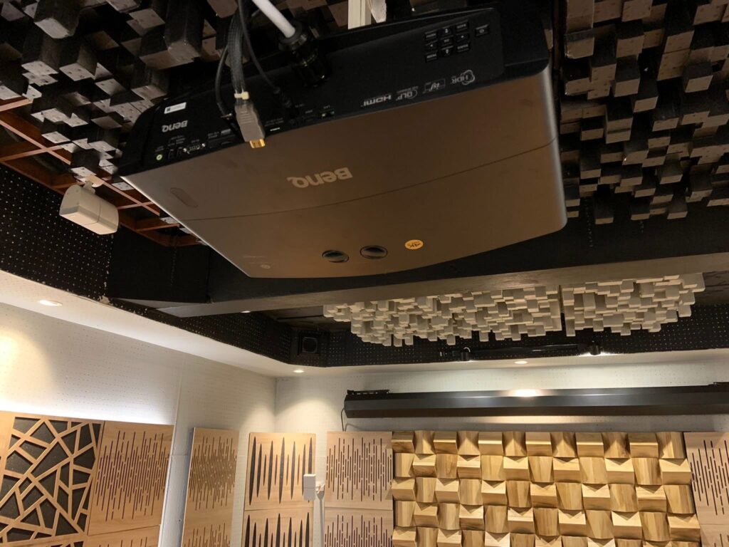 โปรเจกเตอร์ BenQ W5700 ที่ติดตั้งใช้งานจริงก่อนทำ Video Calibration