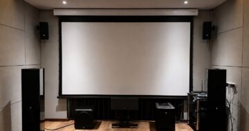 ภาพรวมของห้อง Dedicated Home Theater พร้อมระบบ Dolby Atmos 5.1.4 ติดตั้งโปรเจคเตอร์ Hisense C2 Ultra และจอ Genius Screen Pro White 4K Motorized 120 นิ้ว โดย HDT Homedigital