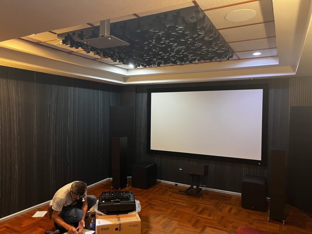 ทีมงาน HDT ติดตั้ง Epson EH-LS12000B สำหรับระบบ Home Theater จังหวัดชลบุรี