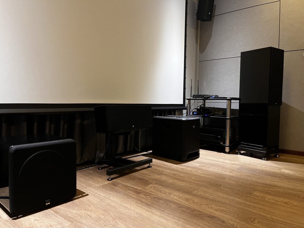 ระบบเสียง Fyne Audio Dolby Atmos 5.1.4 พร้อมลำโพงคู่หน้า ลำโพงเซ็นเตอร์ และซับวูฟเฟอร์ SVS SB-2000 Pro ภายในห้อง Dedicated Home Theater