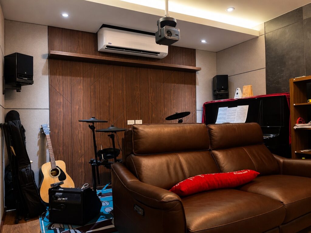 ลำโพง Fyne Audio สำหรับระบบ Dolby Atmos ภายในห้อง Dedicated Home Theater ติดตั้งเพื่อให้ได้ตำแหน่งเสียงที่แม่นยำและเวทีเสียงที่สมจริง