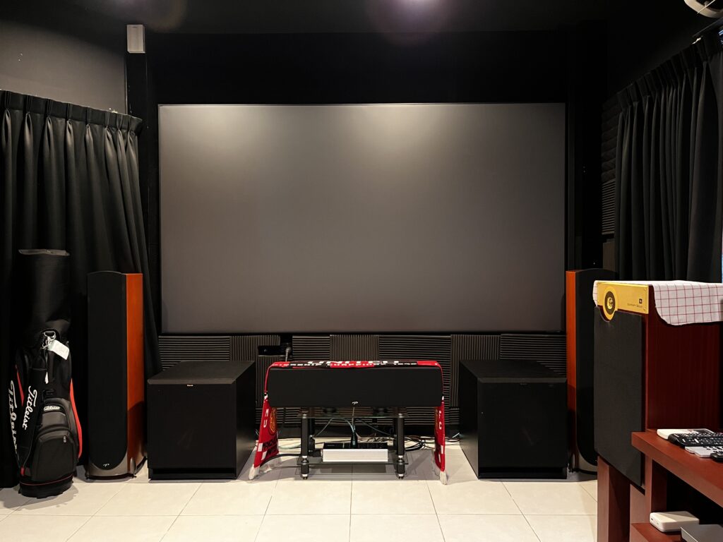 ห้อง Home Theater พร้อมจอ Genius Screen Optical ALR 8K ขนาด 110 นิ้ว ลำโพง Paradigm และซับวูฟเฟอร์ Klipsch
