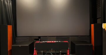 ห้อง Home Theater พร้อมจอ Genius Screen Optical ALR 8K ขนาด 110 นิ้ว ลำโพง Paradigm และซับวูฟเฟอร์ Klipsch
