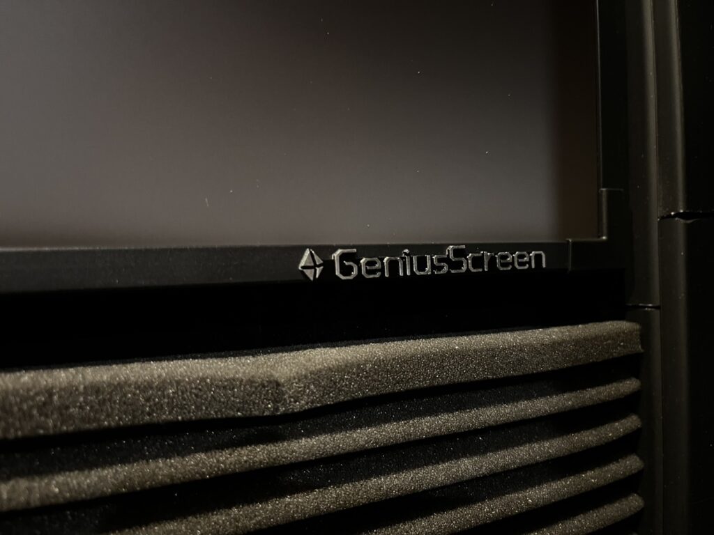 โลโก้ GeniusScreen บนกรอบจอ Genius Screen Optical ALR 8K แบบ Slim Frame

