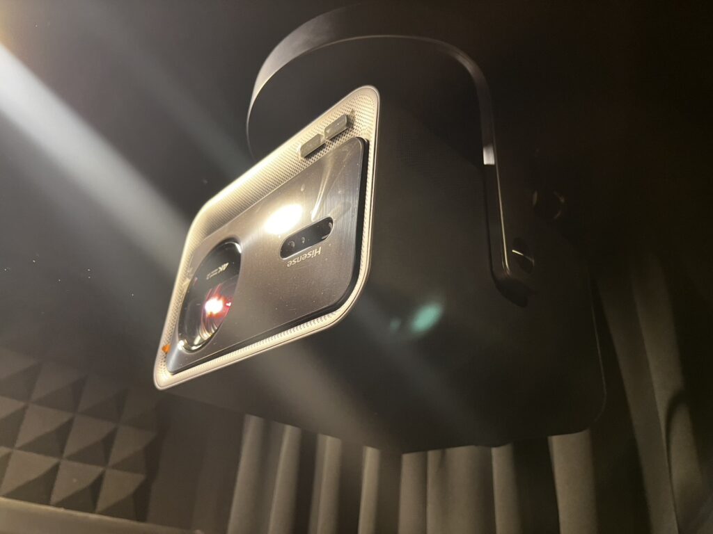 โปรเจคเตอร์ Hisense C2 Ultra แบบ Pure RGB Triple Laser ติดตั้งบนเพดานภายในห้อง Home Theater
