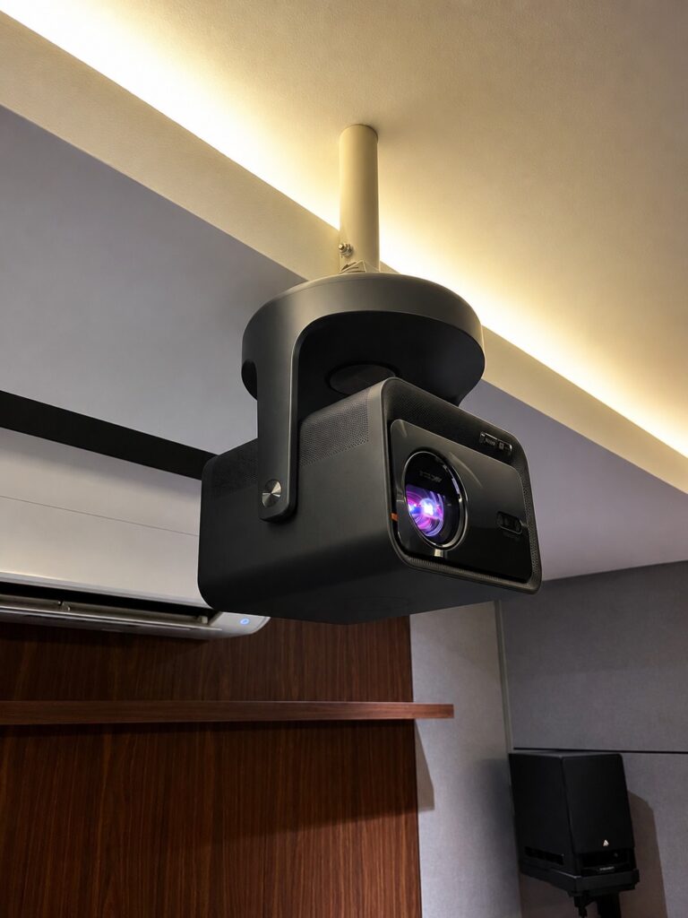 โปรเจคเตอร์ Hisense C2 Ultra ระบบ Triple Laser RGB ติดตั้งบนเพดานภายในห้อง Dedicated Home Theater พร้อมจอ Genius Screen Pro White 4K Motorized 120 นิ้ว
