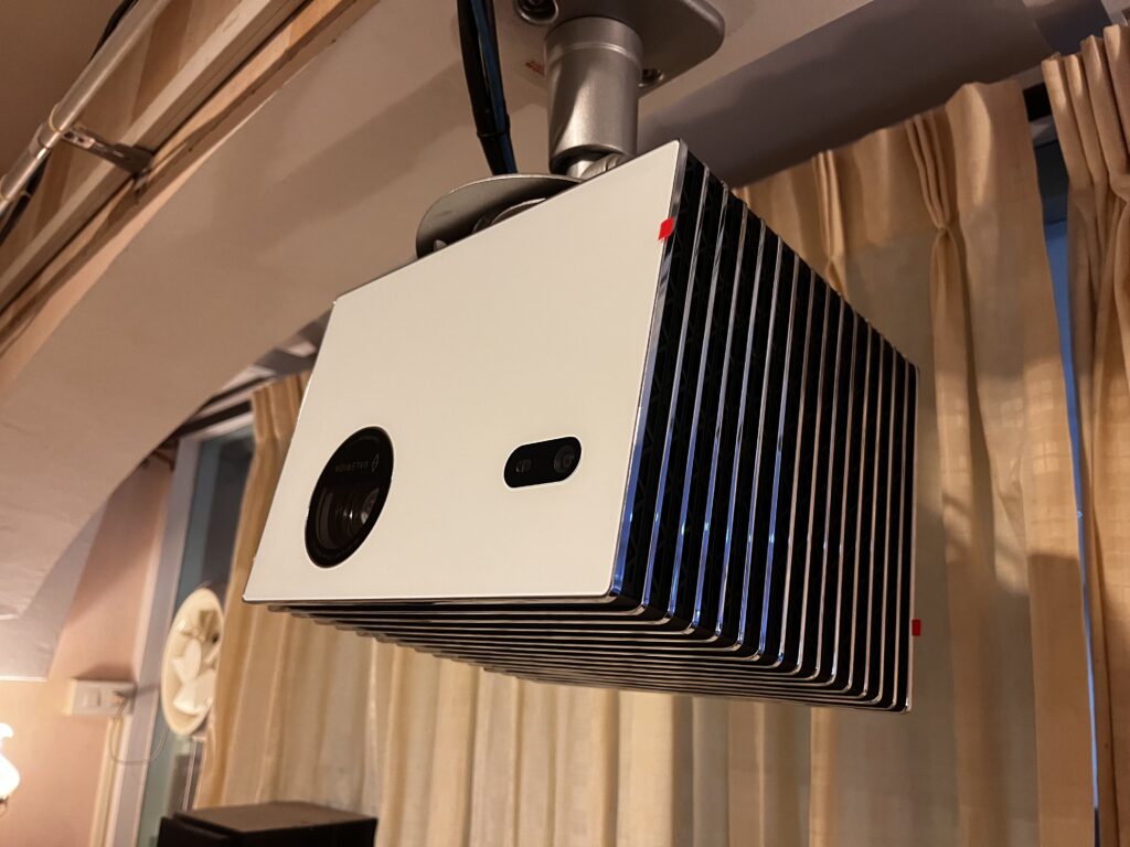 โปรเจคเตอร์ Valerion VisionMaster Plus 2 หลังติดตั้งบนขายึดในห้องโฮมเธียเตอร์