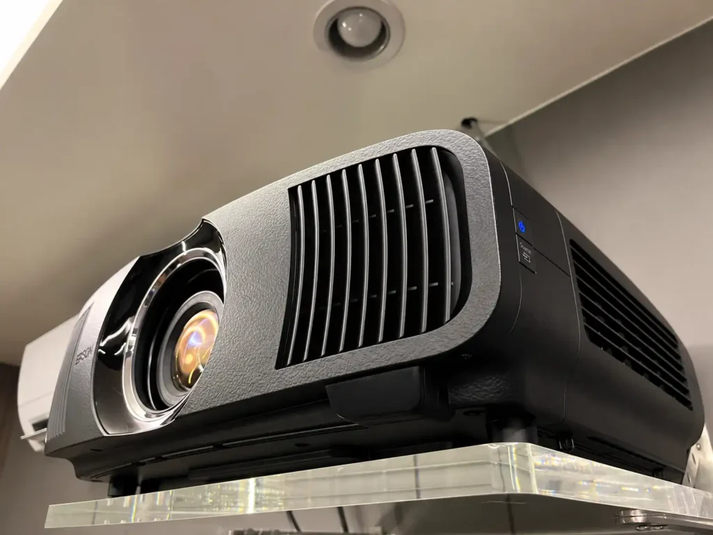 โปรเจคเตอร์ 4K Laser หลังติดตั้งในห้อง Home Theater ของลูกค้า
