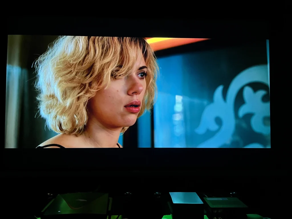 ภาพยนตร์จาก Epson LS12000 และ Genius Screen Ultra Black หลังปรับ SDR HDR