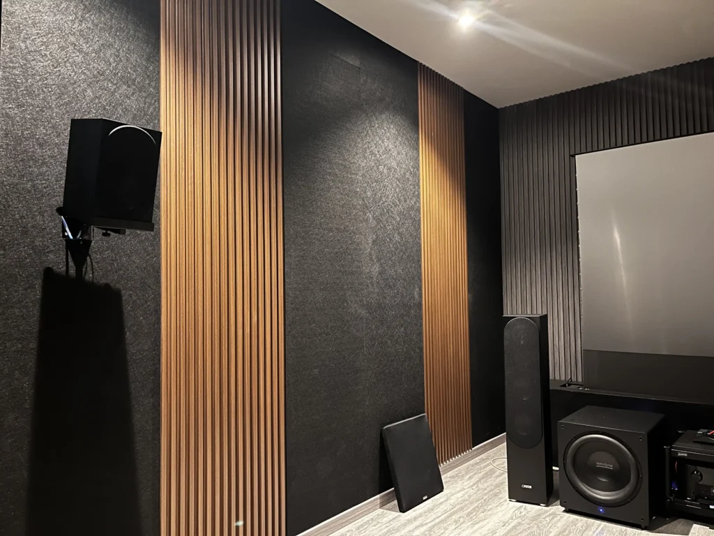 งานผนังไม้และแผงอะคูสติกภายในห้อง Home Theater