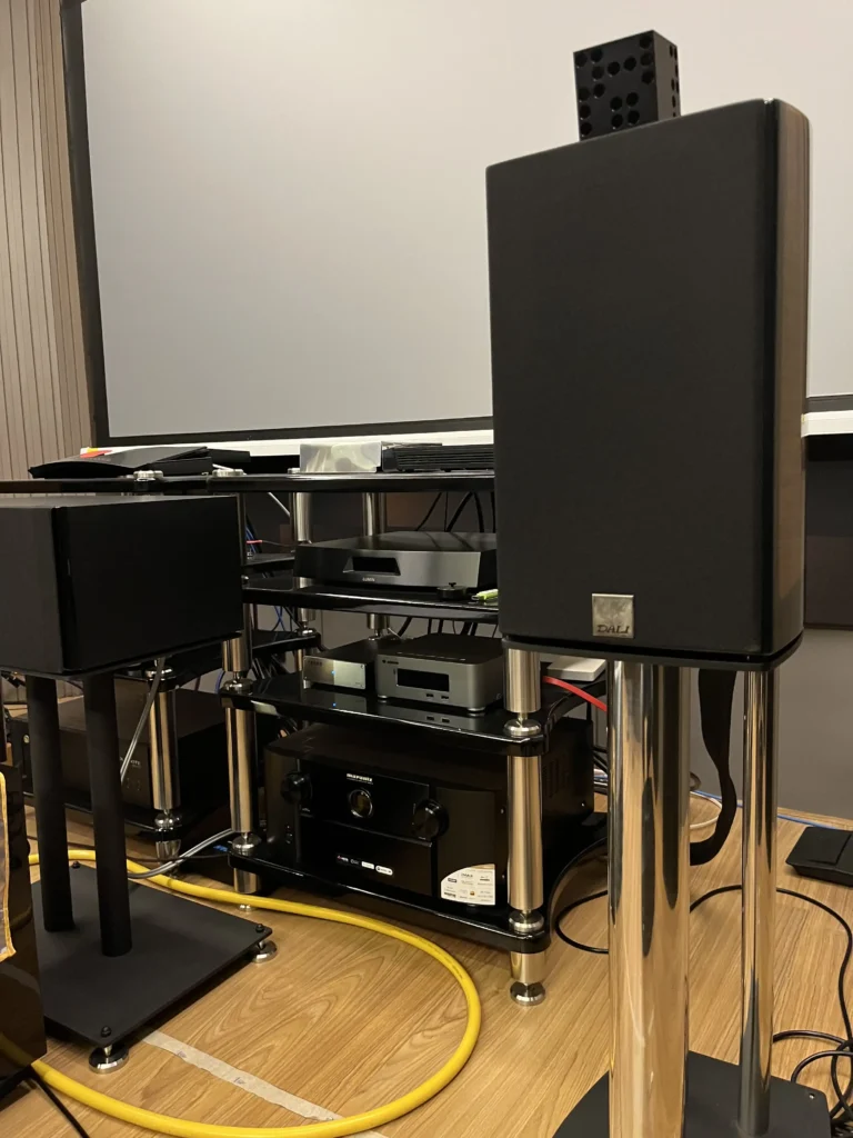 ระบบเสียงและลำโพง DALI เดิมภายในห้อง Home Theater