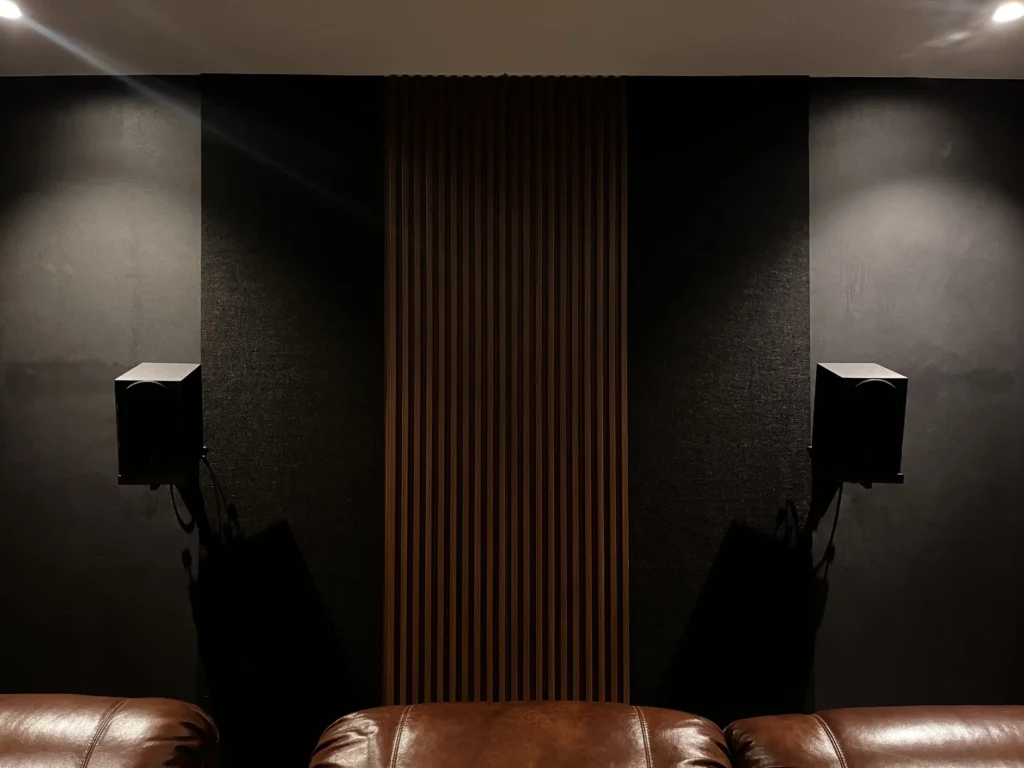ผนังอะคูสติกด้านหลังและตำแหน่งลำโพง Surround ภายในห้องดูหนัง