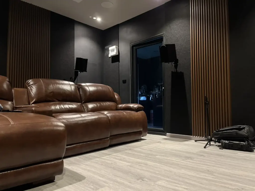 ตำแหน่งโซฟาและลำโพง Surround รอบพื้นที่นั่งฟัง