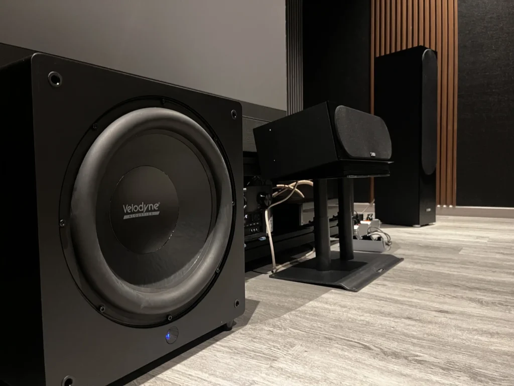 ซับวูฟเฟอร์ Velodyne Impact X15 และลำโพงเซนเตอร์ Canton GLE 50